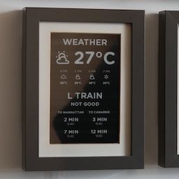 E-ink display to show information.